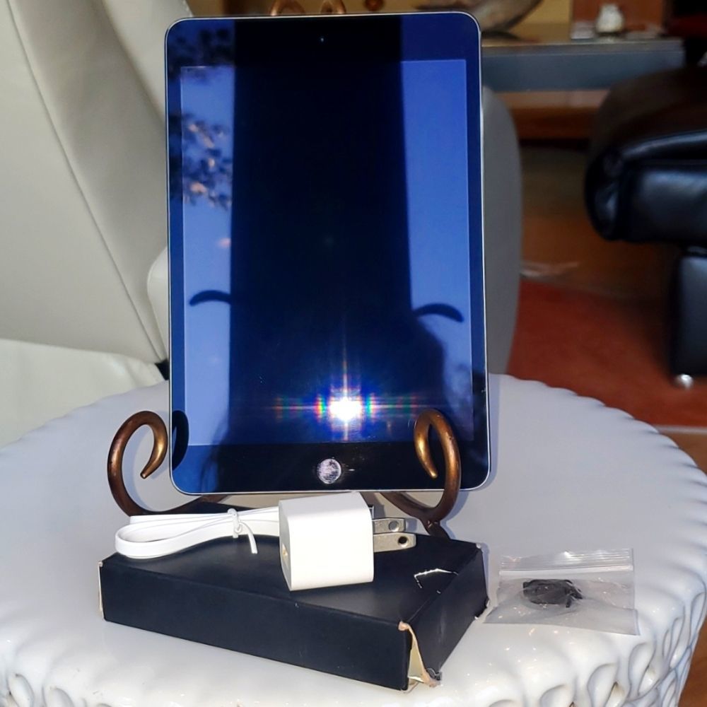 APPLE iPad Mini, 4th Generation, 32GB (WI-FI), NWOT, Space Gray. It's Unlocked!